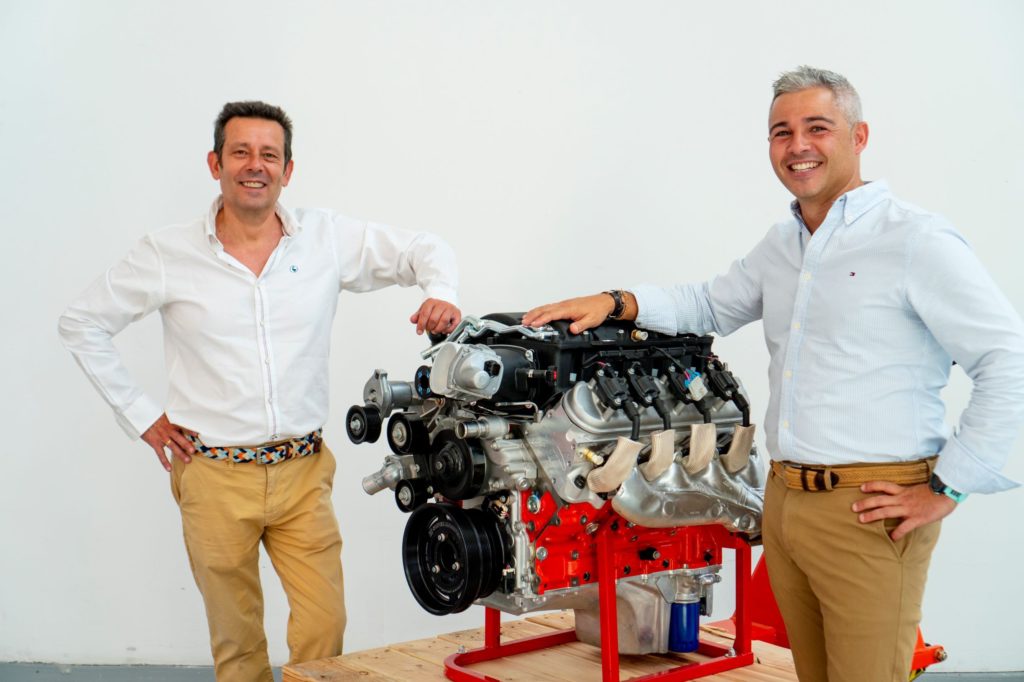 Foto de Pepe Paramés y Pedro Silva con el motor BeGas AVG