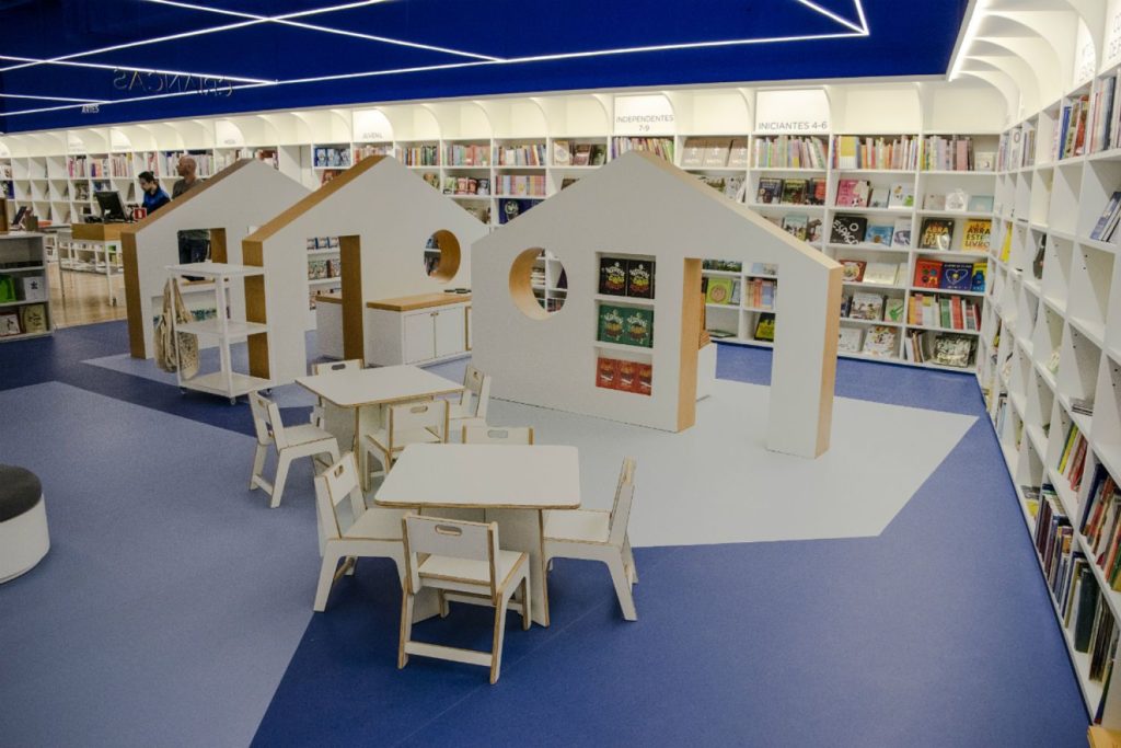 Foto de Aula Infantil en espacio de lectura con muebres FluAP de