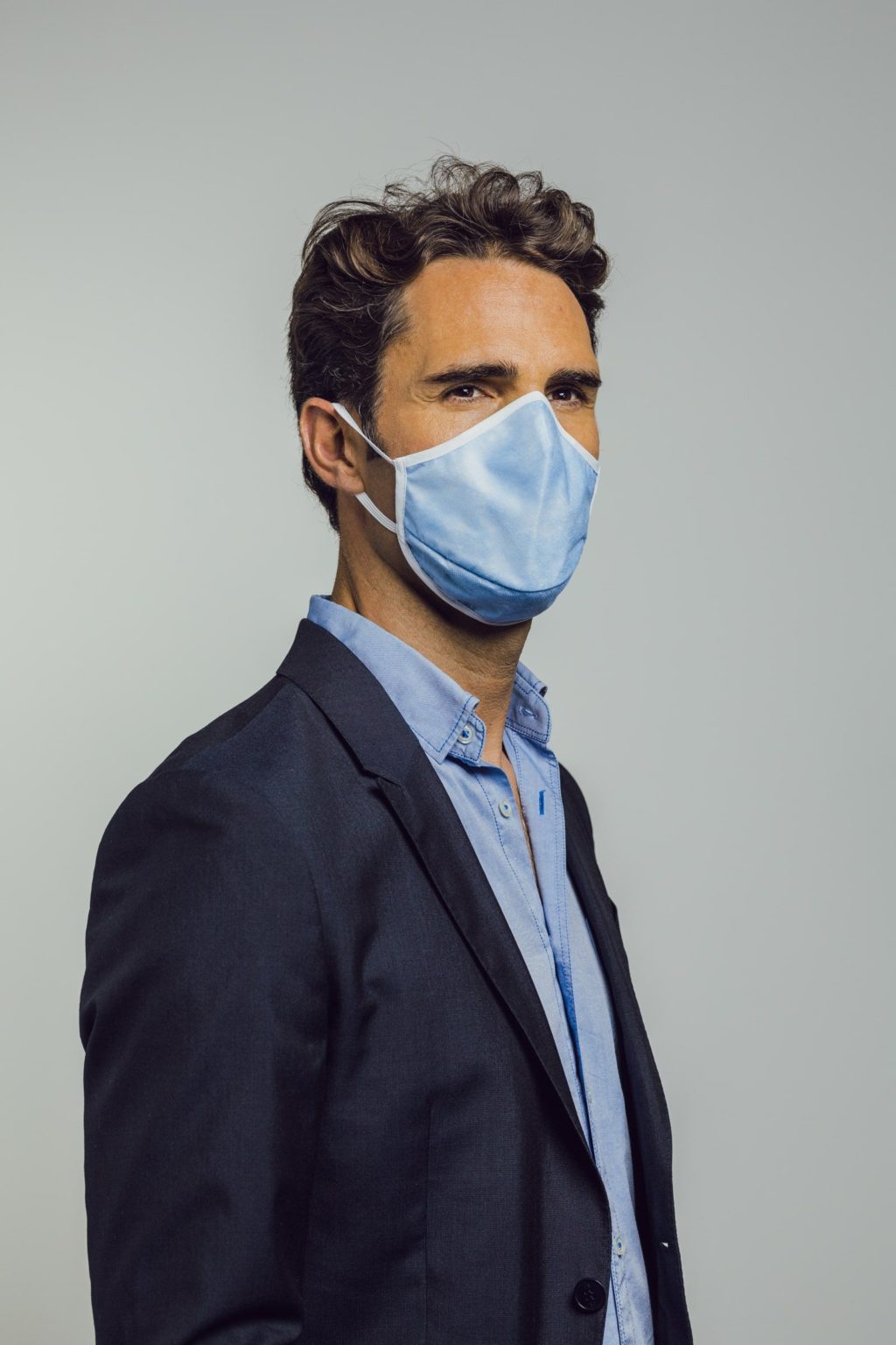 Foto de Hombre usando mascarilla PROTECT