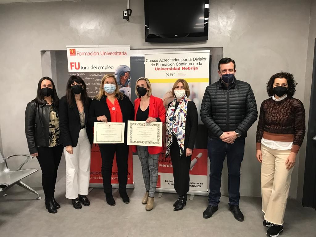 Foto de Entrega diplomas alumnas becadas postgrados acreditados por