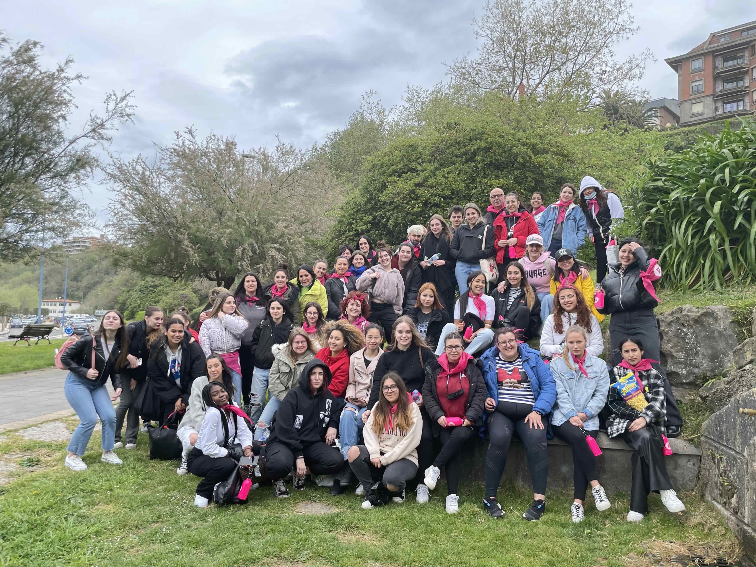 Más de 50 estudiantes del Centro de Formación Profesional Arce participan en la limpieza de la playa Ereaga