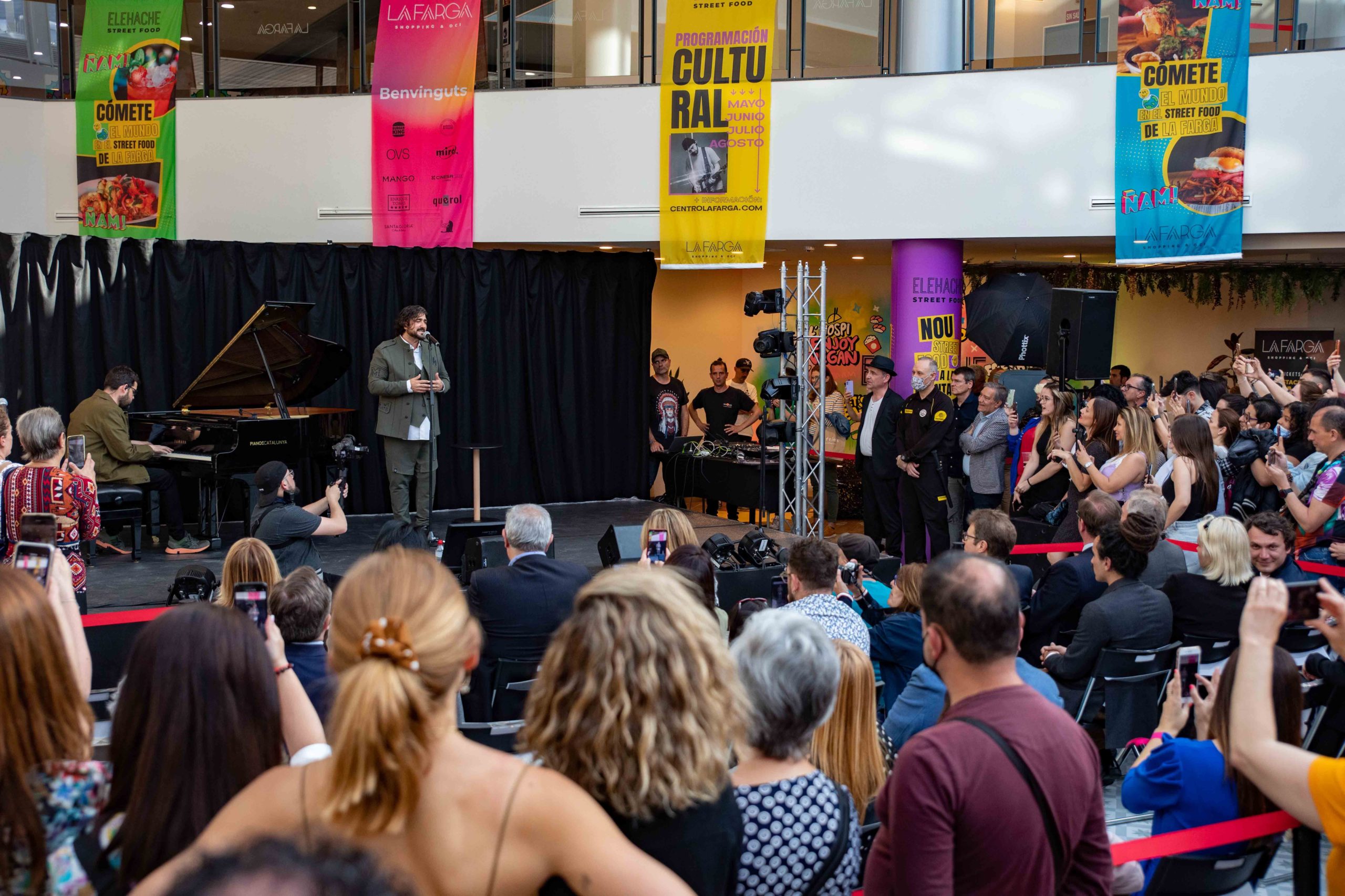 Antonio Orozco protagonizó la espectacular presentación del renovado centro comercial La Farga
